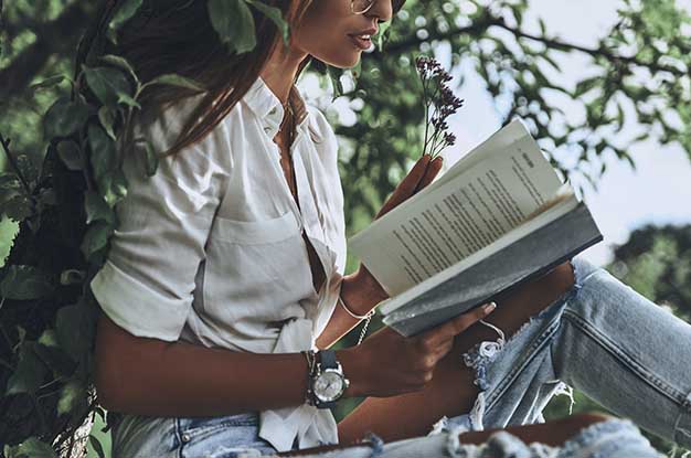 Habito de pessoas inteligentes mulher lendo livro