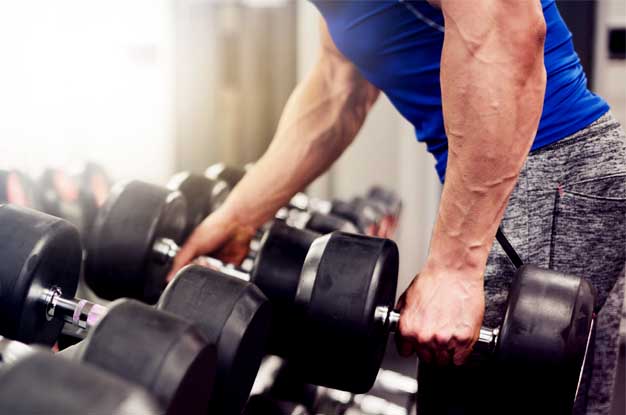 Homem Trainando Musculação Peso Halter