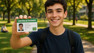 como-fazer-criar-uma-carteirinha-de-estudante-menino-boy-segurando